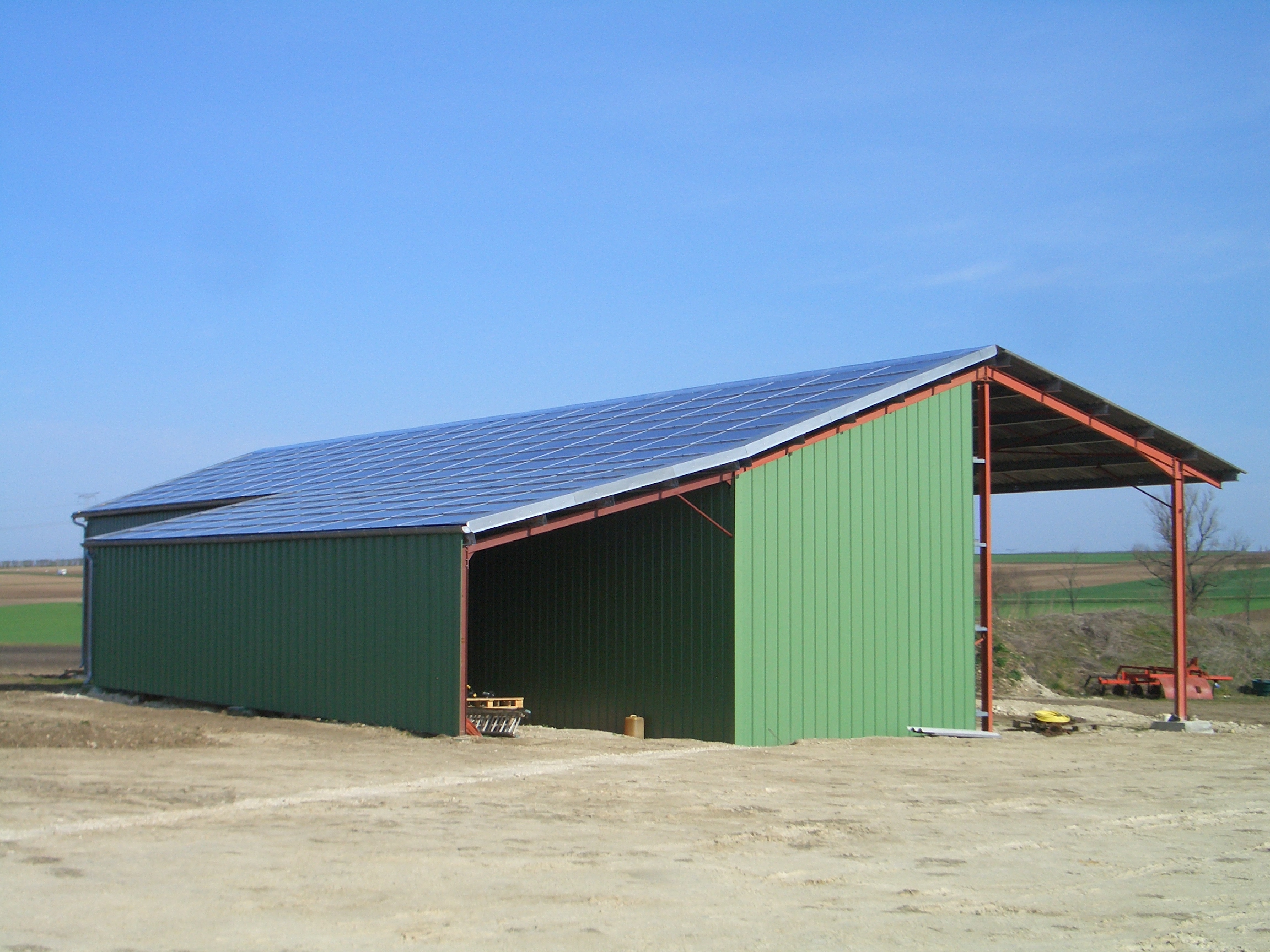 Hangar de Guérin équipé de plus de 100 panneaux solaires