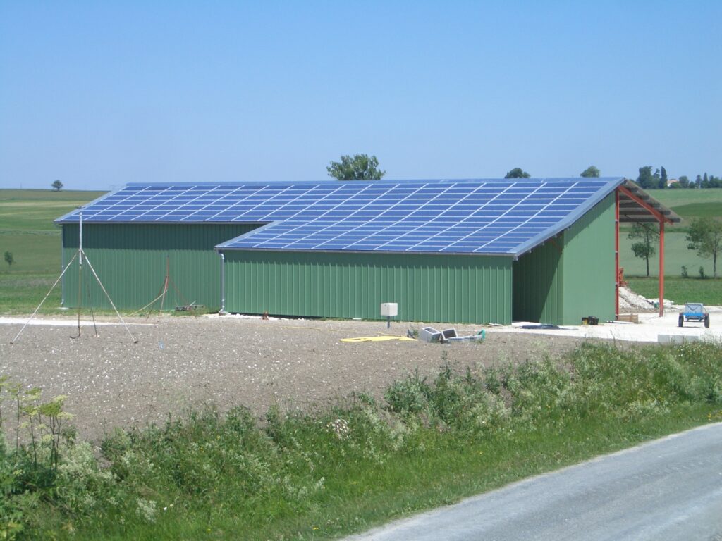 Hangar de Guérin équipé de plus de 100 panneaux solaires