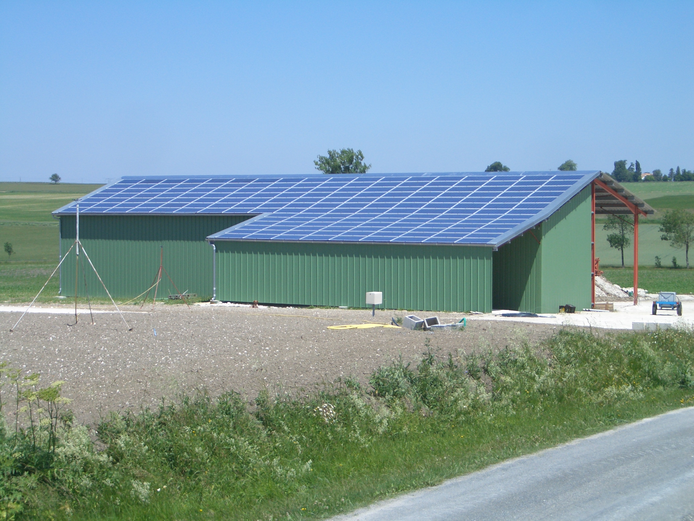 Hangar de Guérin équipé de plus de 100 panneaux solaires