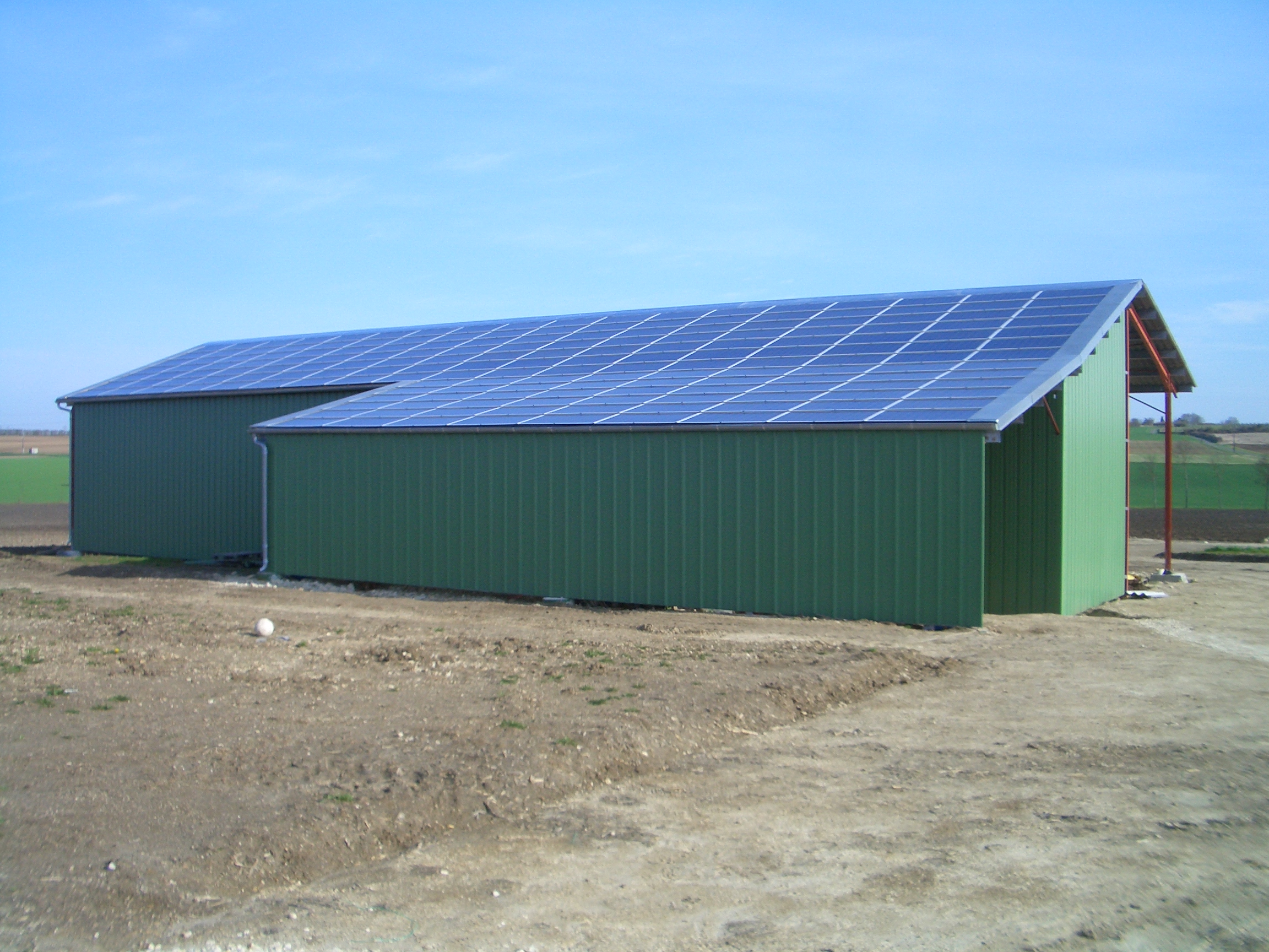 Hangar de Guérin équipé de plus de 100 panneaux solaires
